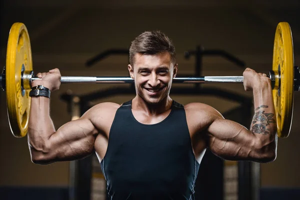 Bello uomini atletici forti pompaggio muscoli allenamento fitness — Foto Stock