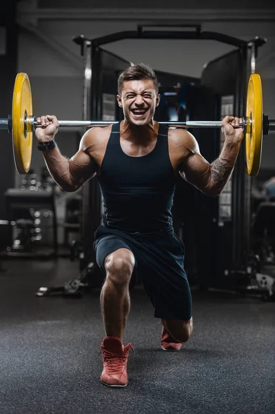 Bonito forte atlético homens bombeamento até músculos treino fitness — Fotografia de Stock