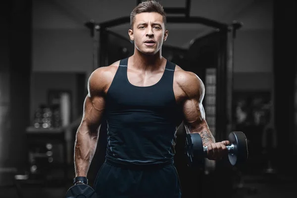 Bonito forte atlético homens bombeamento até músculos treino fitness — Fotografia de Stock