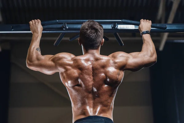 Guapo fuerte atlético hombres bombeando los músculos entrenamiento fitness —  Fotos de Stock