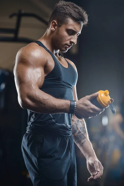 Спортивная мышечная фитнес человек питьевая вода после тренировки кросс фи — стоковое фото