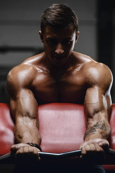 Csinos erős sportos férfi szivattyúzás akár bicepsz izmok edzés f — Stock Fotó