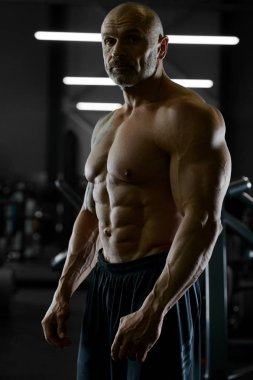 Yakışıklı güçlü atletik erkekler kasları egzersiz fitness kadar pompalama 