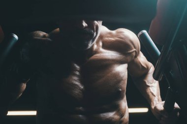 Yakışıklı atletik erkekler dengesizce barlarda kaslarını şişiriyor.