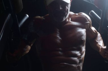 Yakışıklı atletik erkekler dengesizce barlarda kaslarını şişiriyor.