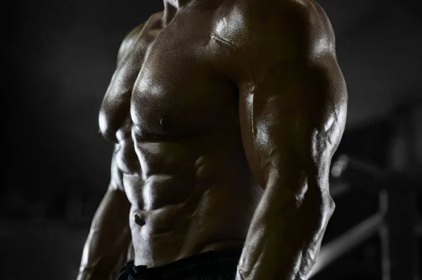 Csinos erős sportos férfi felpumpálva izmok edzés fitness — Stock Fotó