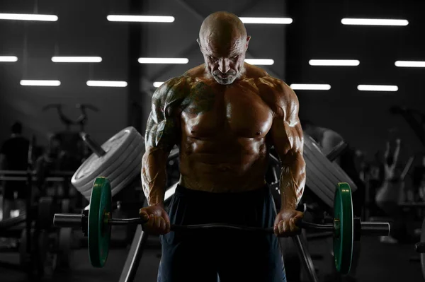 Beau fort athlétique les hommes pompage jusqu'à biceps muscles séance d'entraînement f — Photo