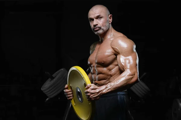 Brutal fuerte atlético hombres bombeo hasta los músculos entrenamiento bodybuildi — Foto de Stock