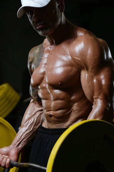 Bonito forte atlético homens bombeamento até bíceps músculos treino f — Fotografia de Stock