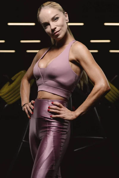 Pěkný kavkazský fitness žena čerpání svaly cvičení fitnes — Stock fotografie