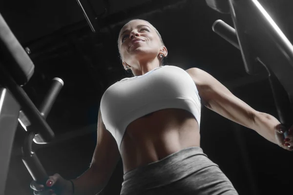 Bastante caucásico fitness mujer bombeo hasta los músculos entrenamiento fitnes — Foto de Stock