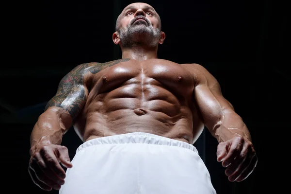 Guapo fuerte atlético hombres bombeando los músculos entrenamiento fitness —  Fotos de Stock