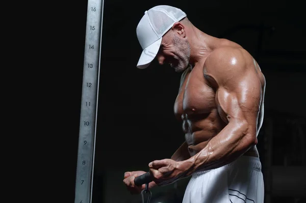 Brutal forts hommes athlétiques pompage muscles entraînement bodybuildi — Photo