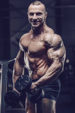 Vahşi güçlü atletik erkek kasları kas geliştiriyor.