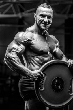 Vahşi güçlü atletik erkek kasları kas geliştiriyor.