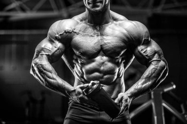Vahşi güçlü atletik erkek kasları kas geliştiriyor.