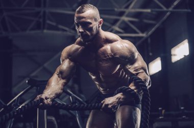 Vahşi güçlü atletik erkek kasları kas geliştiriyor.