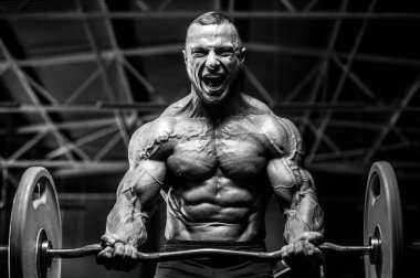Vahşi güçlü atletik erkek kasları kas geliştiriyor.