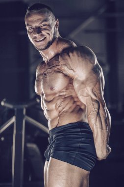 Vahşi güçlü atletik erkek kasları kas geliştiriyor.