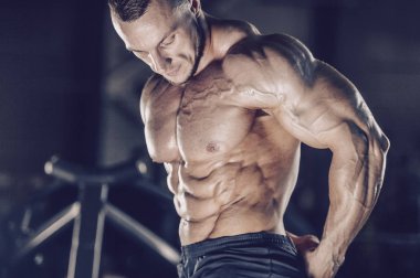 Vahşi güçlü atletik erkek kasları kas geliştiriyor.