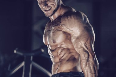 Vahşi güçlü atletik erkek kasları kas geliştiriyor.