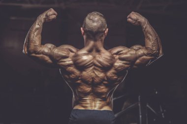 Vahşi güçlü atletik erkek kasları kas geliştiriyor.