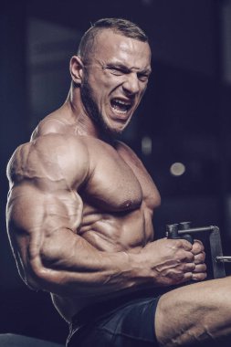 Vahşi güçlü atletik erkek kasları kas geliştiriyor.