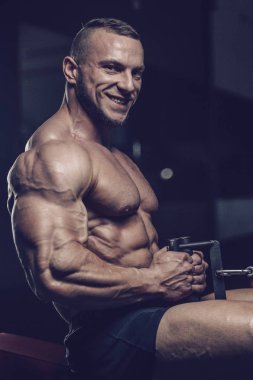 Vahşi güçlü atletik erkek kasları kas geliştiriyor.