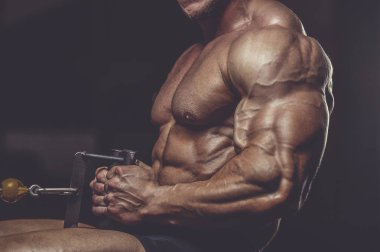 Vahşi güçlü atletik erkek kasları kas geliştiriyor.