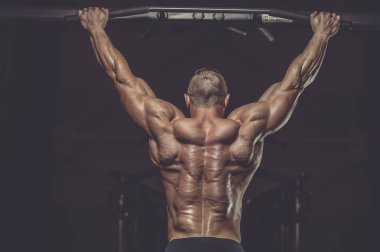 Vahşi güçlü atletik erkek kasları kas geliştiriyor.
