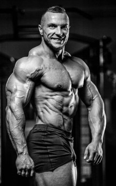 Vahşi güçlü atletik erkek kasları kas geliştiriyor.