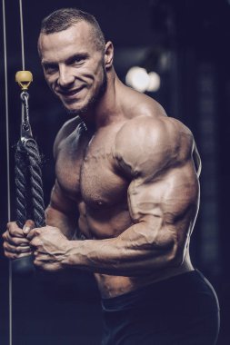 Vahşi güçlü atletik erkek kasları kas geliştiriyor.