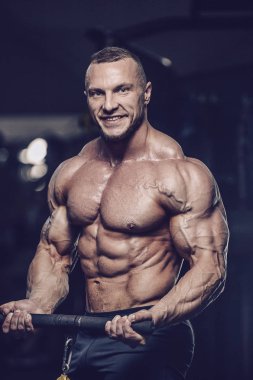 Vahşi güçlü atletik erkek kasları kas geliştiriyor.