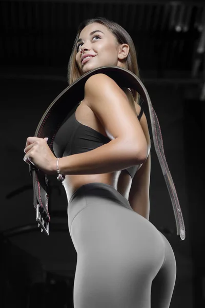 Ganska kaukasiska fitness kvinna pumpa upp muskler träning fitnes — Stockfoto