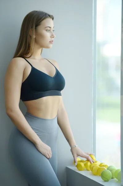 Ziemlich kaukasische Fitness-Frau mit einem Tennisball workout fitnes — Stockfoto