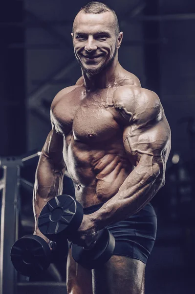 Brutale forti uomini atletici muscoli allenamento bodybuilding muscolare — Foto Stock