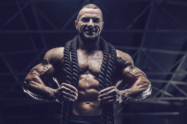 Brutální silný atletický muži svaly cvičení kulturistika svalové — Stock fotografie
