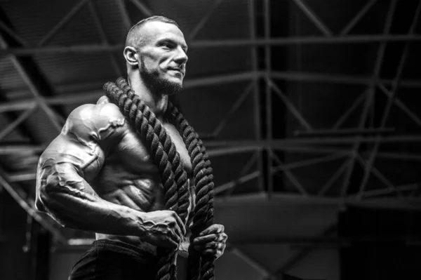 Brutalne silne atletyczne mężczyźni mięśnie trening kulturystyka muskularna — Zdjęcie stockowe
