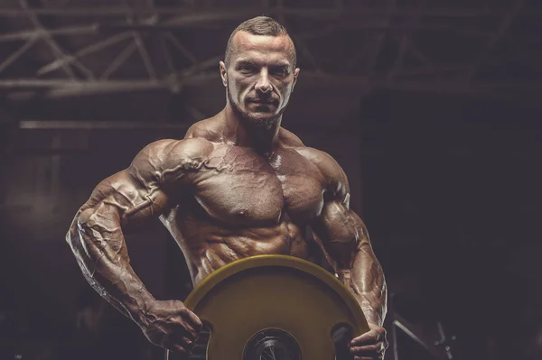 力強い運動神経の男性の筋肉のトレーニング体の筋肉を構築 — ストック写真