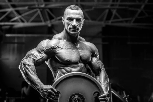 Brutal fuerte atlético hombres músculos entrenamiento culturismo muscular —  Fotos de Stock