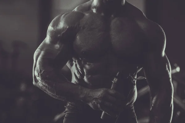 Vahşi güçlü atletik erkek kasları kas geliştiriyor. — Stok fotoğraf