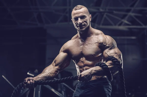 Brutal fuerte atlético hombres músculos entrenamiento culturismo muscular — Foto de Stock