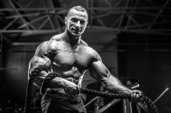 Brutal fuerte atlético hombres músculos entrenamiento culturismo muscular —  Fotos de Stock