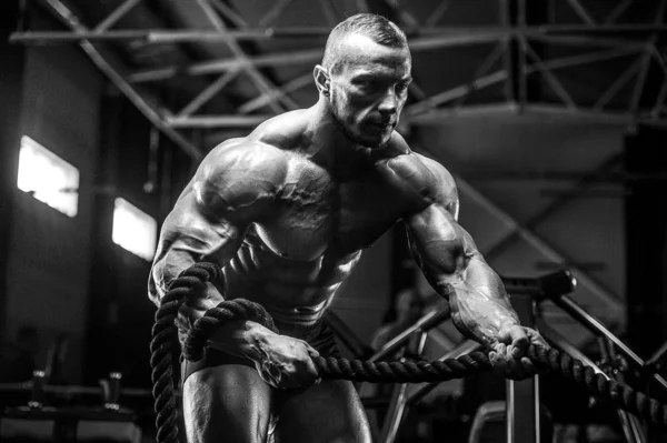 Brutális erős sportos férfiak izmok edzés testépítés izom — Stock Fotó