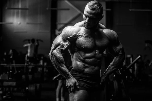 Brutale forti uomini atletici muscoli allenamento bodybuilding muscolare — Foto Stock