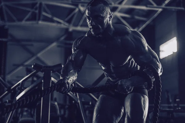 Brutális erős sportos férfiak izmok edzés testépítés izom — Stock Fotó