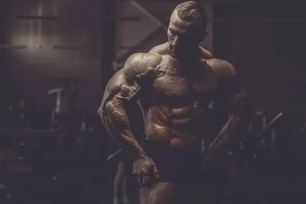 Brutální silný atletický muži svaly cvičení kulturistika svalové — Stock fotografie