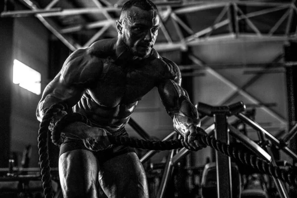 Vahşi güçlü atletik erkek kasları kas geliştiriyor. — Stok fotoğraf