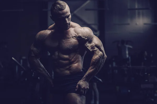 Brutal ισχυρή αθλητικούς μυς προπόνηση bodybuilding μυϊκή — Φωτογραφία Αρχείου