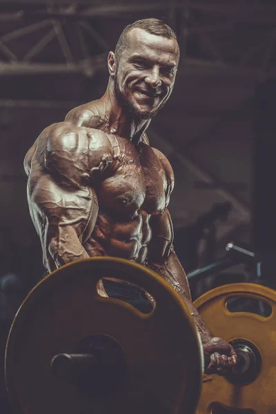 Brute sterke atletische mannen spieren workout bodybuilding gespierd — Stockfoto